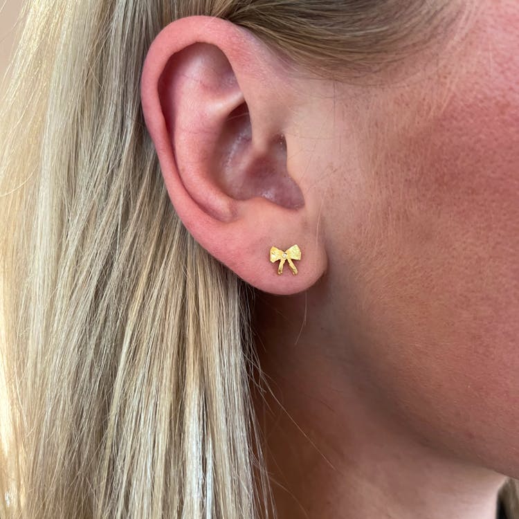 STINE A Jewelry Petit Bow Earring With Stone — Örhängen